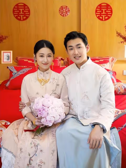 王彥霖夫婦帶女兒趕集被偶遇,生活接地氣,網友:這才是真明星!