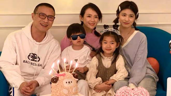 汪峰帶兒子女兒看電影,盡顯父愛,與章子怡共築孩子成長溫馨港灣
