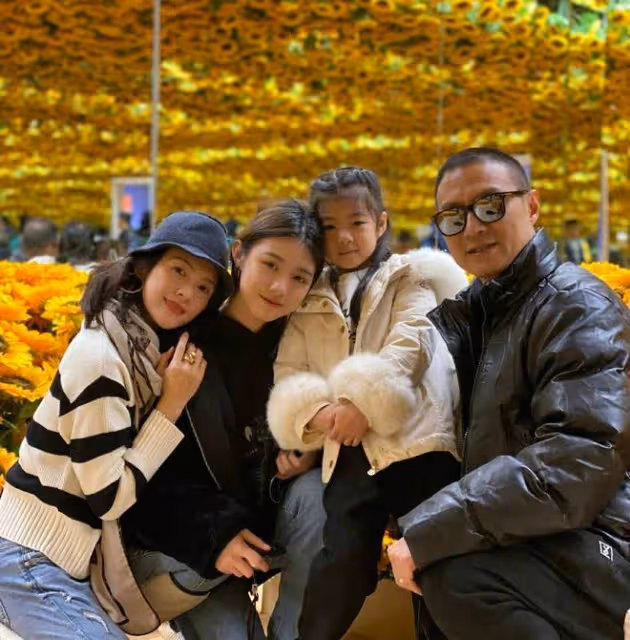 汪峰帶兒子女兒看電影,盡顯父愛,與章子怡共築孩子成長溫馨港灣