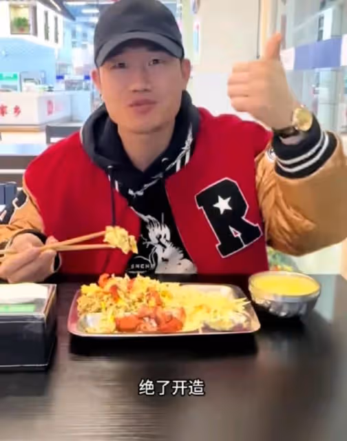 謝孟偉高速服務區豪享自助餐,浪費還是真能吃?網友熱議不斷