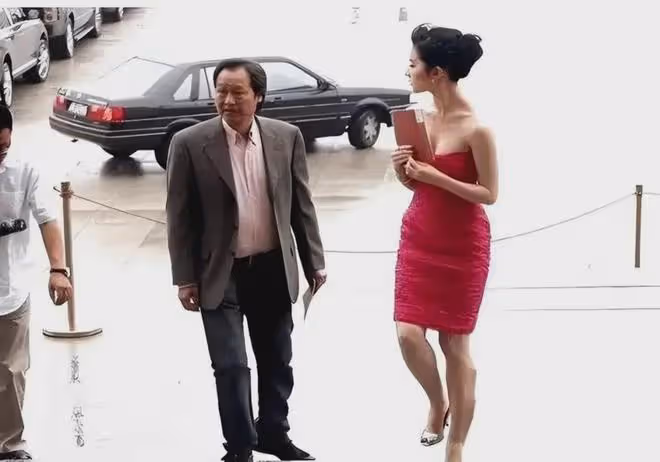 劉亦菲:繼父是華人大律師,一家人住富人區,她背後的三個「爹」