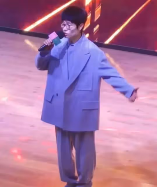 李行亮最新商演照曝光，戴婚戒力破離婚傳聞，麥琳被爆將直播帶貨