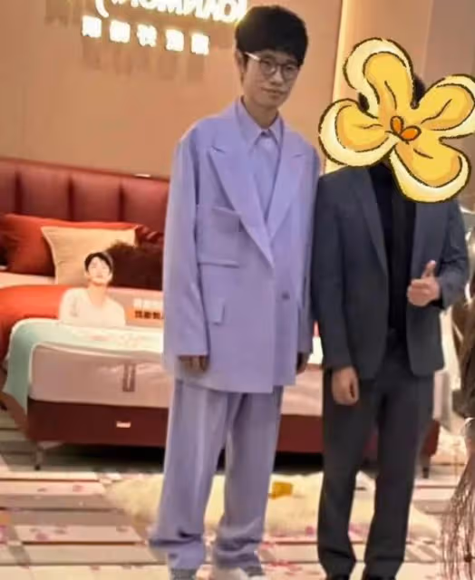 李行亮最新商演照曝光，戴婚戒力破離婚傳聞，麥琳被爆將直播帶貨