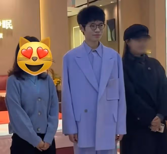 李行亮最新商演照曝光，戴婚戒力破離婚傳聞，麥琳被爆將直播帶貨