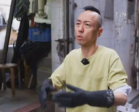 52歲戴耀明落魄到餐廳打工,要洗碗洗廁所干10多個小時,月薪曝光