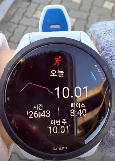 孫藝珍與友人聚餐合照,疑似玄彬帥氣出鏡,宋允兒也在現場