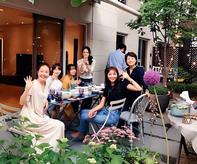 孫藝珍與友人聚餐合照,疑似玄彬帥氣出鏡,宋允兒也在現場