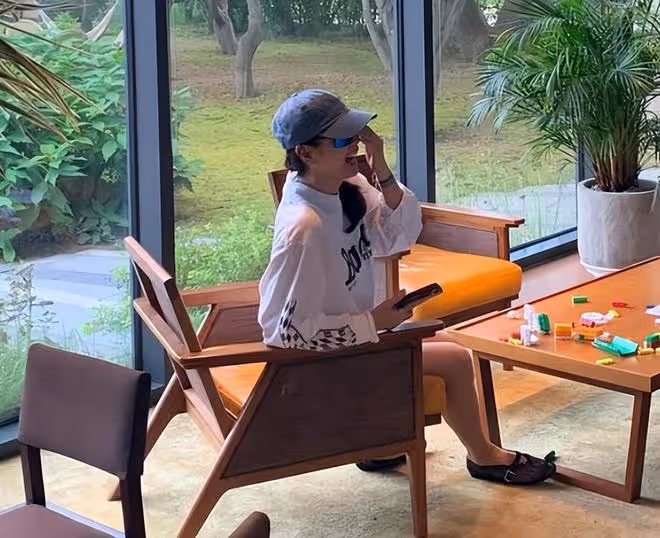 孫藝珍與友人聚餐合照，疑似玄彬帥氣出鏡，宋允兒也在現場
