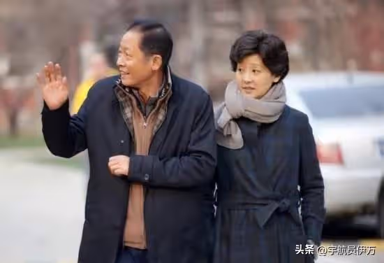 與許晴分手後,14年不談戀愛,卻在42歲娶小8歲上海富婆再度爆紅