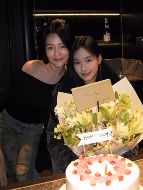 小S準時慶生二女兒Lily! 「母女同框露香肩」鎖骨全看光