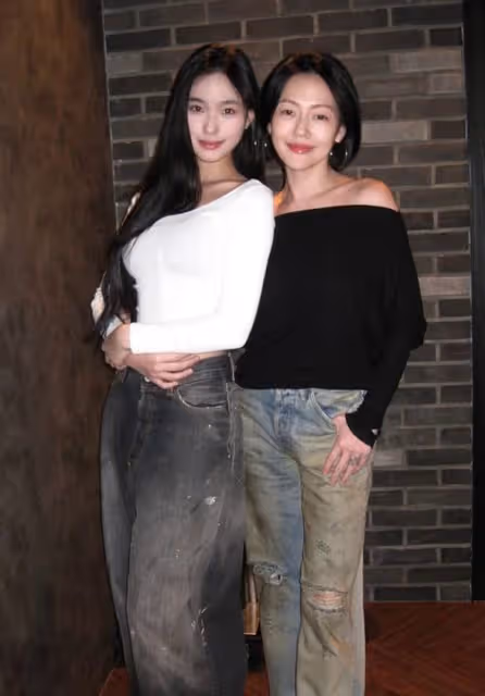 小S準時慶生二女兒Lily! 「母女同框露香肩」鎖骨全看光