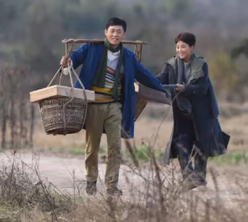 雲南68歲阿姨不顧家人反對,苦尋50年前初戀,發現對方竟終身未婚
