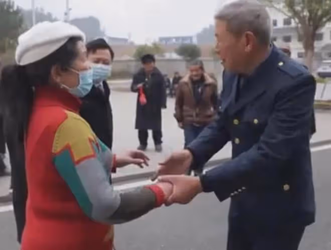 雲南68歲阿姨不顧家人反對,苦尋50年前初戀,發現對方竟終身未婚