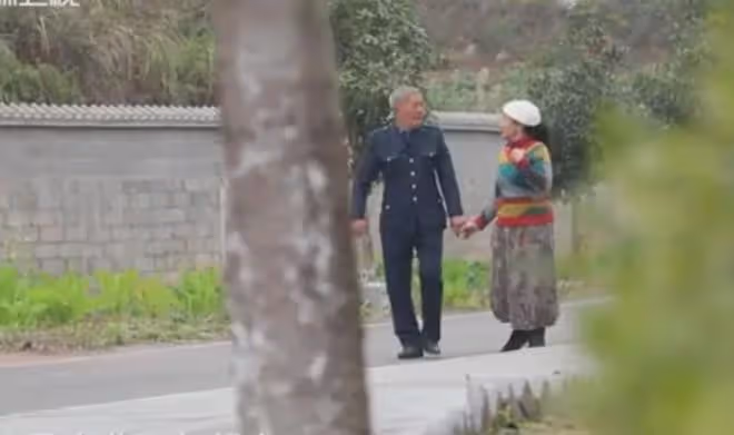 雲南68歲阿姨不顧家人反對,苦尋50年前初戀,發現對方竟終身未婚