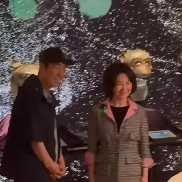 張藝謀現身澳門美高梅博物館參觀,獲何超瓊親自接待排場十足