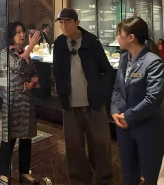 張藝謀現身澳門美高梅博物館參觀,獲何超瓊親自接待排場十足
