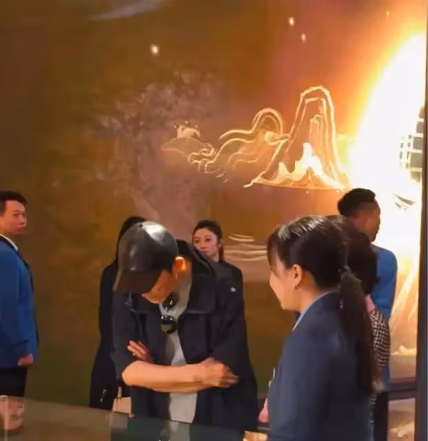 張藝謀現身澳門美高梅博物館參觀,獲何超瓊親自接待排場十足