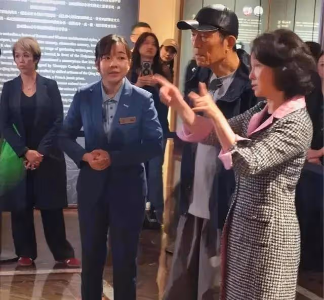 張藝謀現身澳門美高梅博物館參觀,獲何超瓊親自接待排場十足