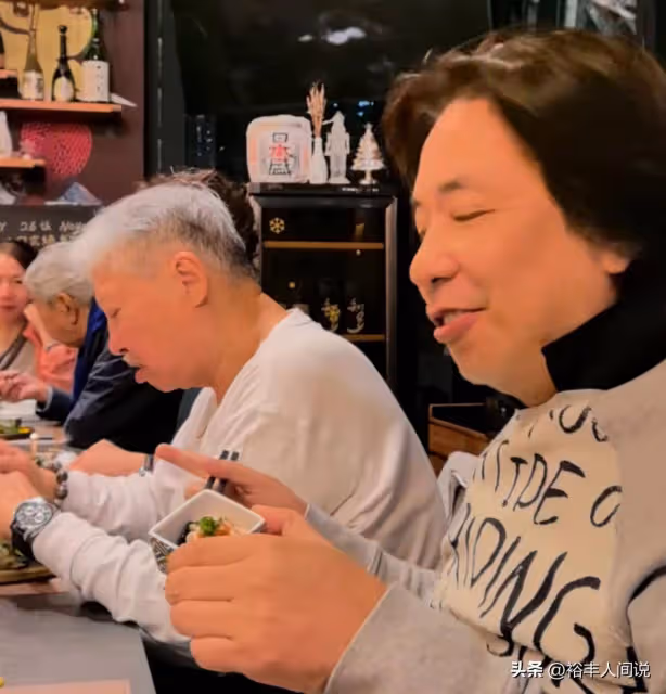 洪金寶攜妻子聚餐!頭髮花白戴圍兜,拒絕唱歌后慘遭林敏驄調侃