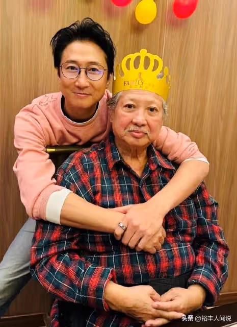 洪金寶攜妻子聚餐!頭髮花白戴圍兜,拒絕唱歌后慘遭林敏驄調侃
