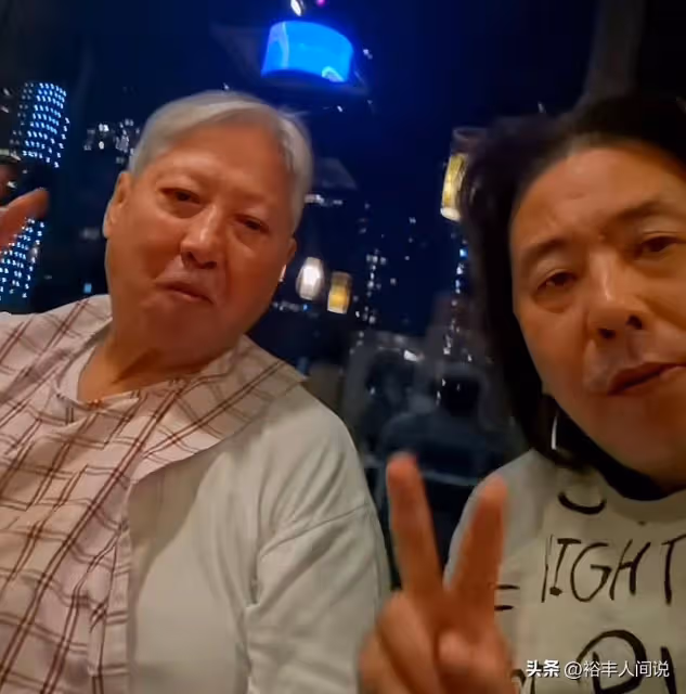 洪金寶攜妻子聚餐!頭髮花白戴圍兜,拒絕唱歌后慘遭林敏驄調侃