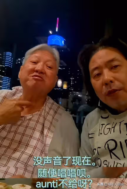 洪金寶攜妻子聚餐!頭髮花白戴圍兜,拒絕唱歌后慘遭林敏驄調侃