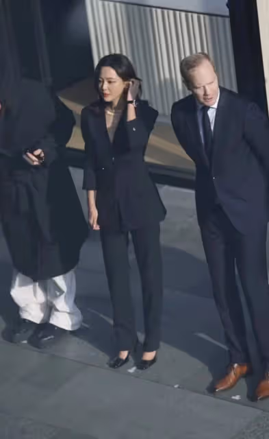 辛芷蕾現身成都參加活動,一身黑色西裝又美又颯,真空上陣氣場足