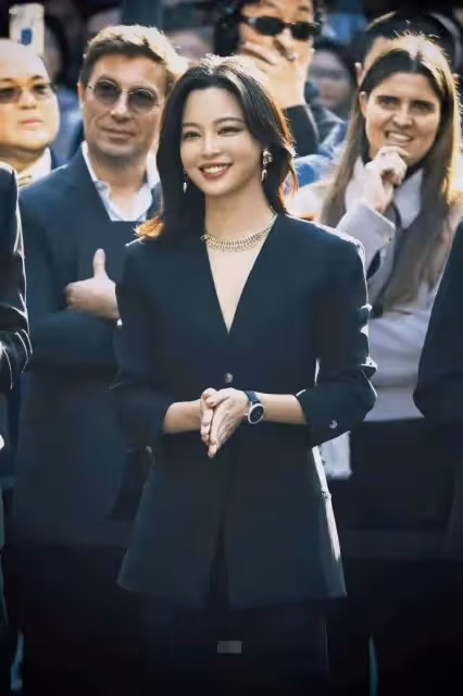 辛芷蕾現身成都參加活動,一身黑色西裝又美又颯,真空上陣氣場足