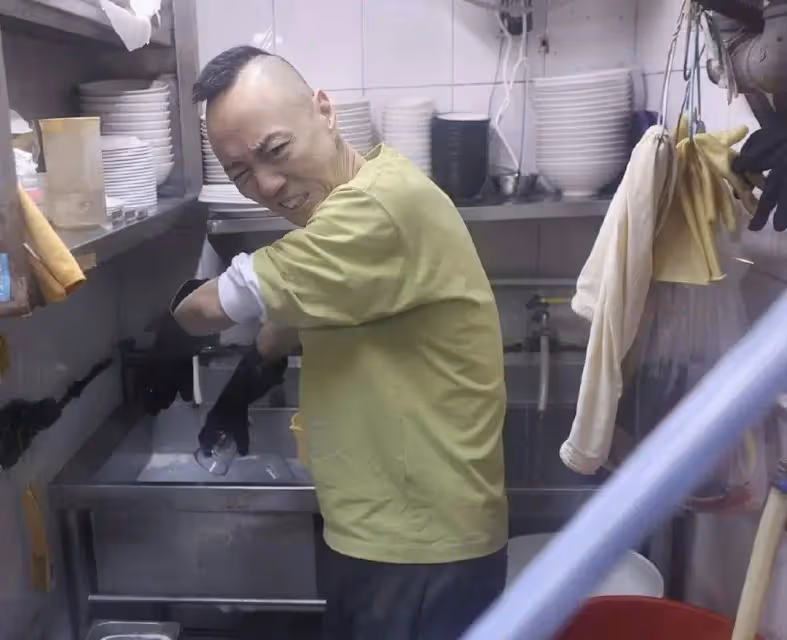 TVB「金牌綠葉」戴耀明無劇可拍,到餐廳洗廁所倒垃圾,月入過萬維持生計
