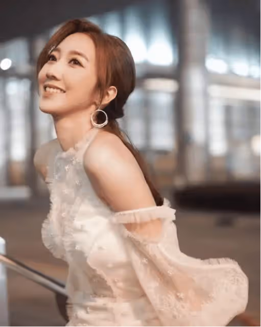 TVB小花何依婷缺席台慶被傳懷孕,錯失力捧機會,與老公出遊自揭糗事