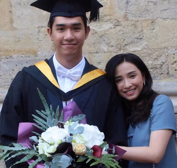 香港星二代慶祝28歲生日，繼承母親基因顏值高，身材健碩胸肌發達
