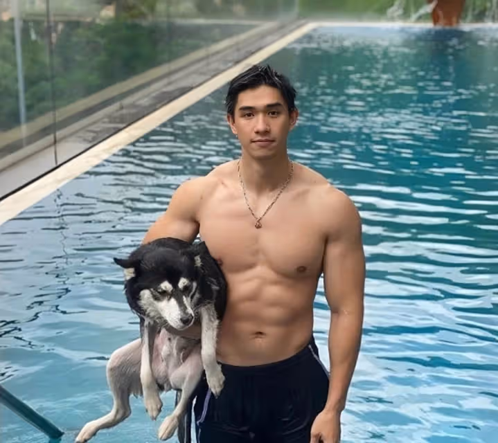 香港星二代慶祝28歲生日,繼承母親基因顏值高,身材健碩胸肌發達