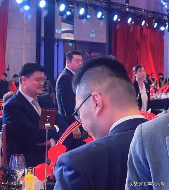 姚明一家三口現身慈善晚宴!女兒上台發言,留長發穿黑裙落落大方