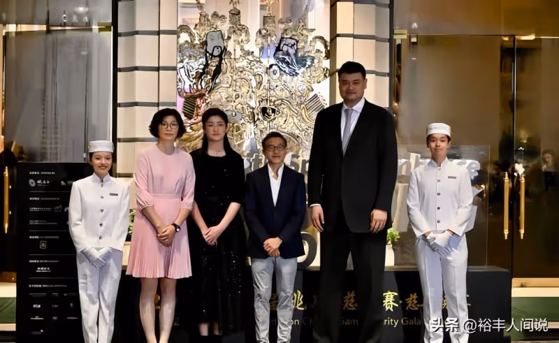 姚明一家三口現身慈善晚宴!女兒上台發言,留長發穿黑裙落落大方