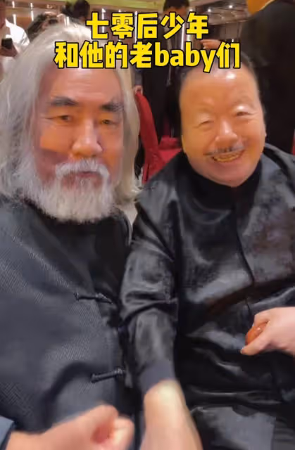 張紀中和眾多老朋友聚會,一起喝奶慶祝注意養生,張紀中狀態最好