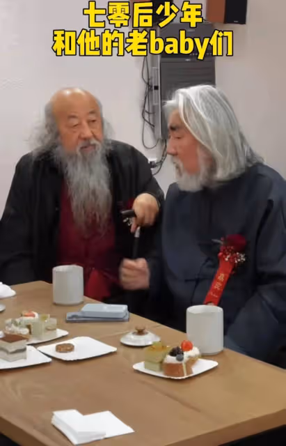 張紀中和眾多老朋友聚會,一起喝奶慶祝注意養生,張紀中狀態最好