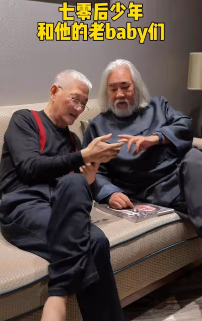 張紀中和眾多老朋友聚會,一起喝奶慶祝注意養生,張紀中狀態最好