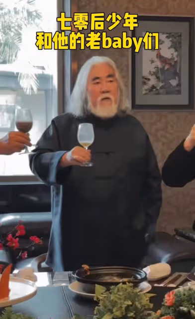 張紀中和眾多老朋友聚會,一起喝奶慶祝注意養生,張紀中狀態最好