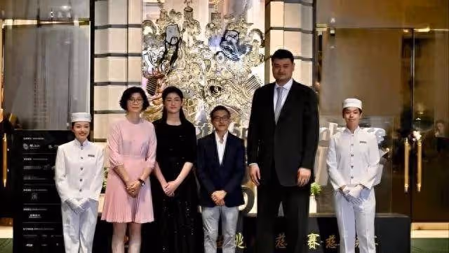 姚明專心公益事業,帶老婆孩子現身慈善活動,女兒上台發言好優秀