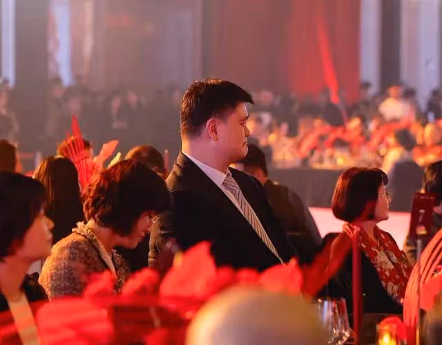 姚明專心公益事業,帶老婆孩子現身慈善活動,女兒上台發言好優秀