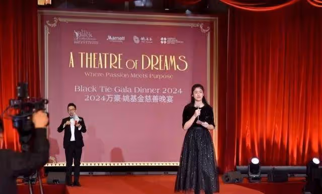 姚明專心公益事業,帶老婆孩子現身慈善活動,女兒上台發言好優秀