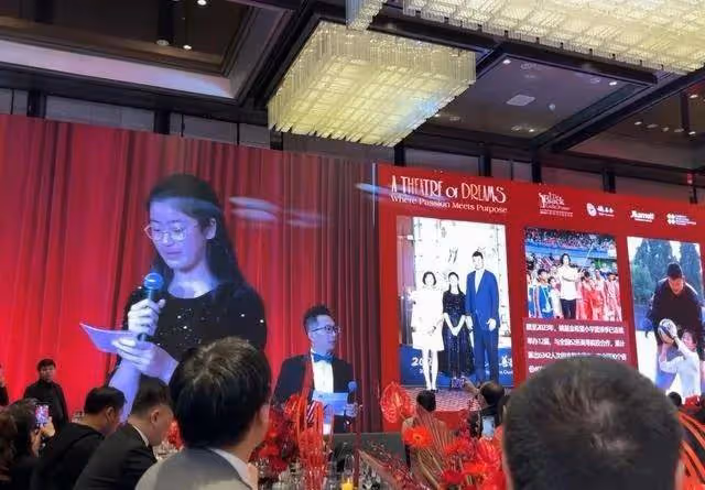 姚明專心公益事業,帶老婆孩子現身慈善活動,女兒上台發言好優秀