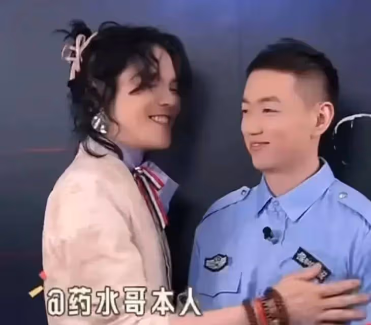向佐玩梗玩上癮,穿女裝直播太會搞事情,穿弔帶網友直呼辣眼睛