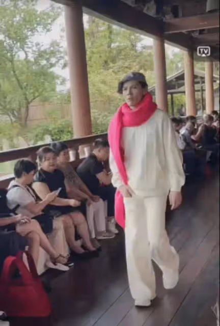 向佐玩梗玩上癮,穿女裝直播太會搞事情,穿弔帶網友直呼辣眼睛