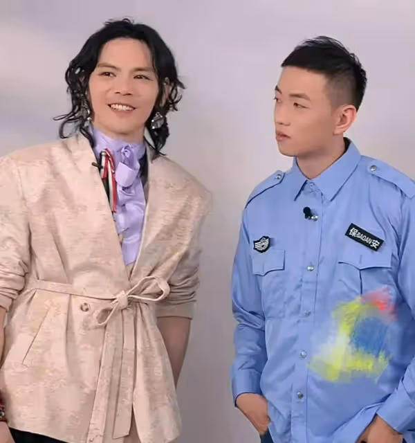 向佐玩梗玩上癮,穿女裝直播太會搞事情,穿弔帶網友直呼辣眼睛