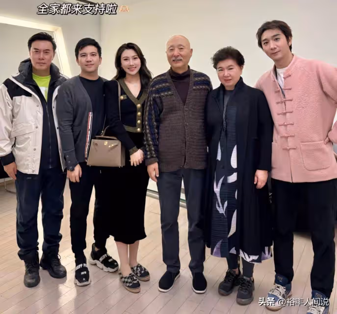 陳佩斯兄妹罕有同框!妹夫張山站邊上,外甥女仍然避不開陳家基因