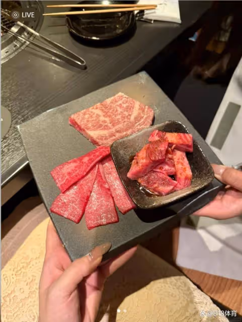 局氣!王楚欽烤肉餐廳慶祝奪冠偶遇女球迷,請吃烤肉+敬酒臉紅脖粗