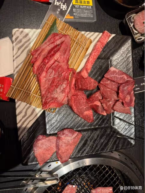 局氣!王楚欽烤肉餐廳慶祝奪冠偶遇女球迷,請吃烤肉+敬酒臉紅脖粗