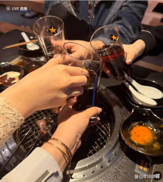 局氣!王楚欽烤肉餐廳慶祝奪冠偶遇女球迷,請吃烤肉+敬酒臉紅脖粗