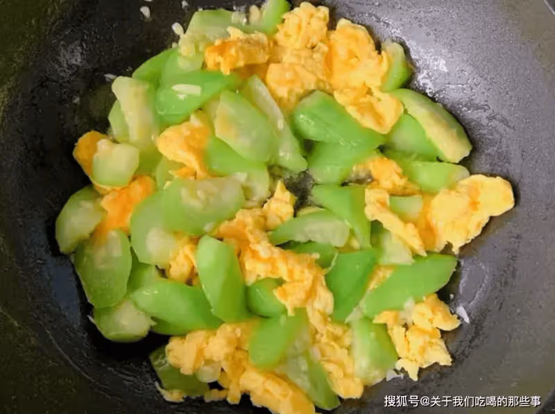 絲瓜炒雞蛋,牢牢記住2個小技巧,保證絲瓜翠綠鮮嫩,入味好吃